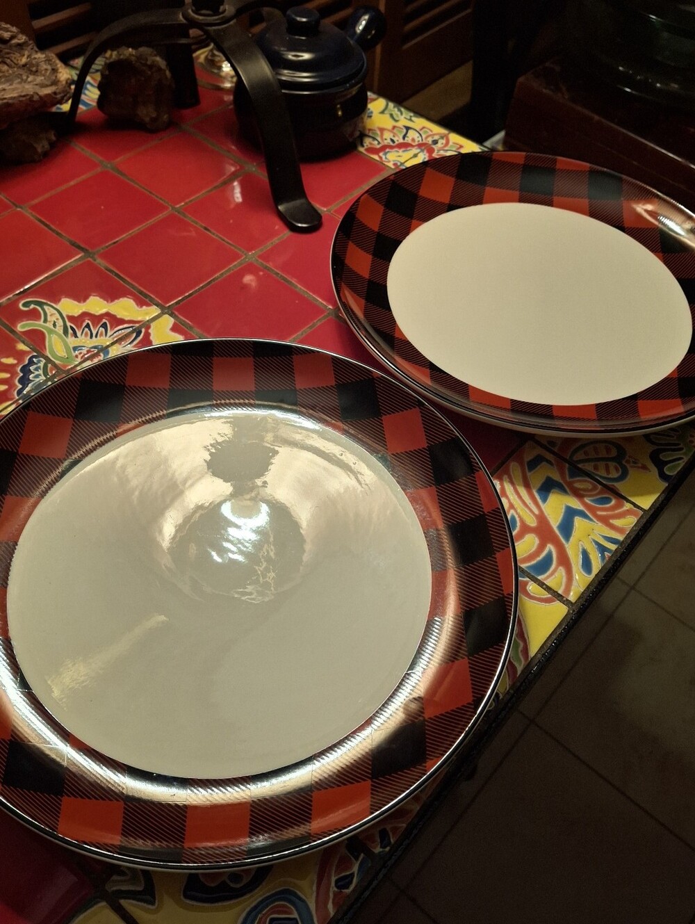 Robert Stanley Northwood Lodge Black Red Plaid Rim Dinner Plates 10.5 Set 2 NWT